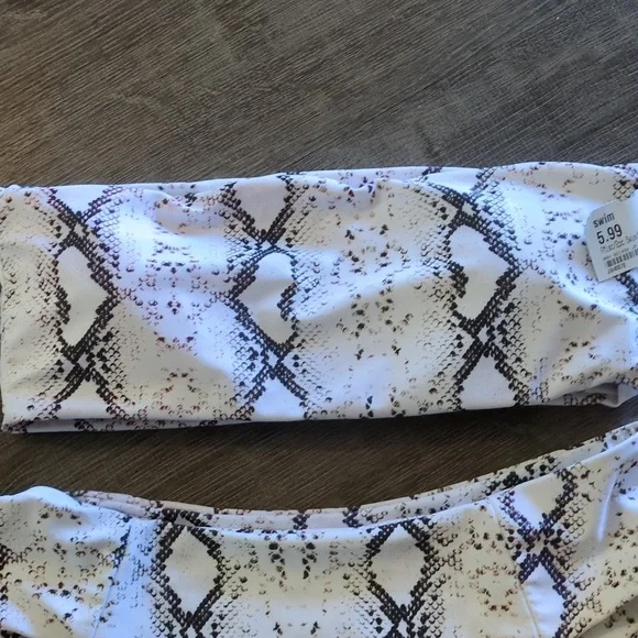 Bikini - Picture 3 of 6